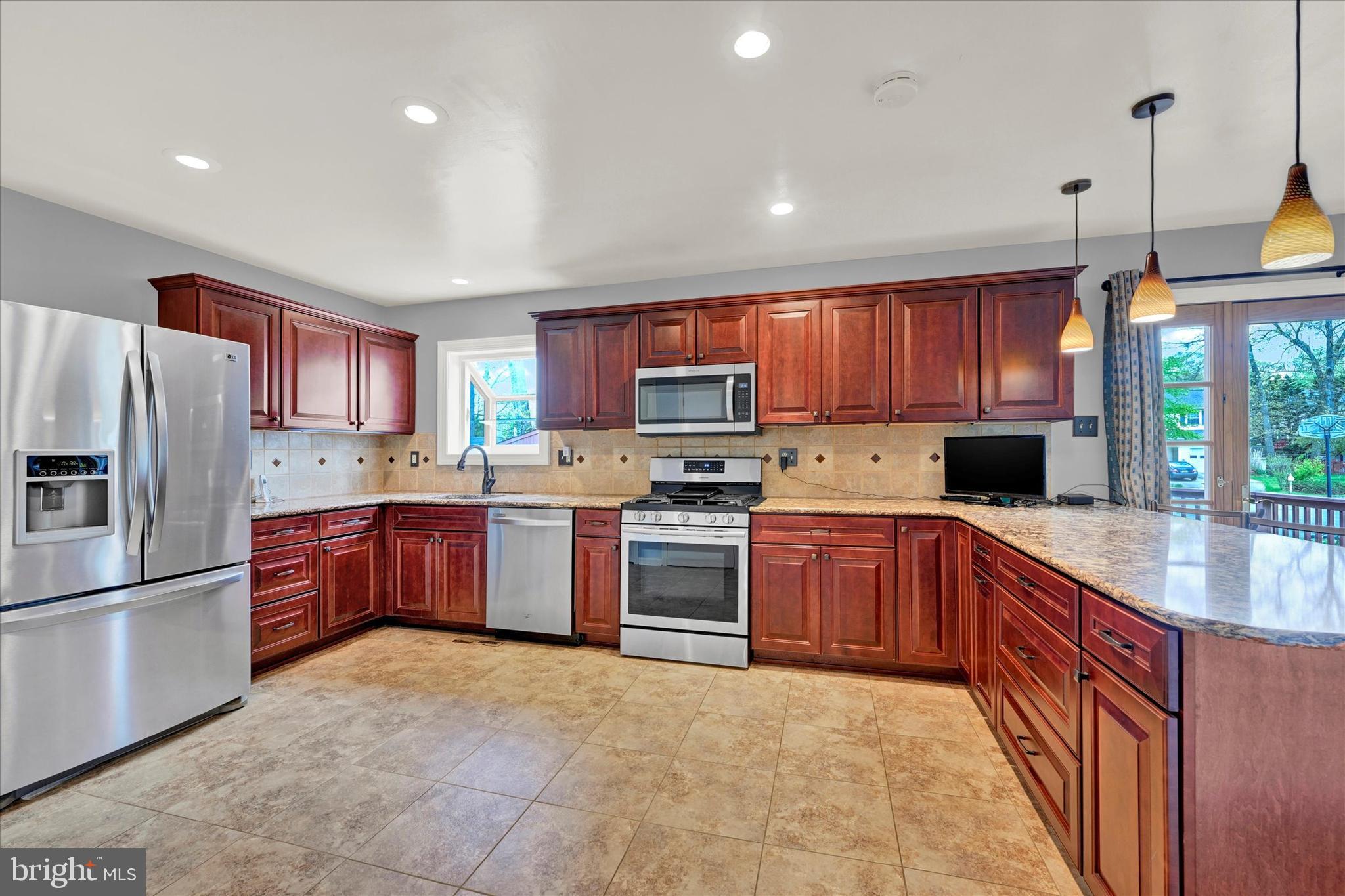 7989 Foxchase Ln