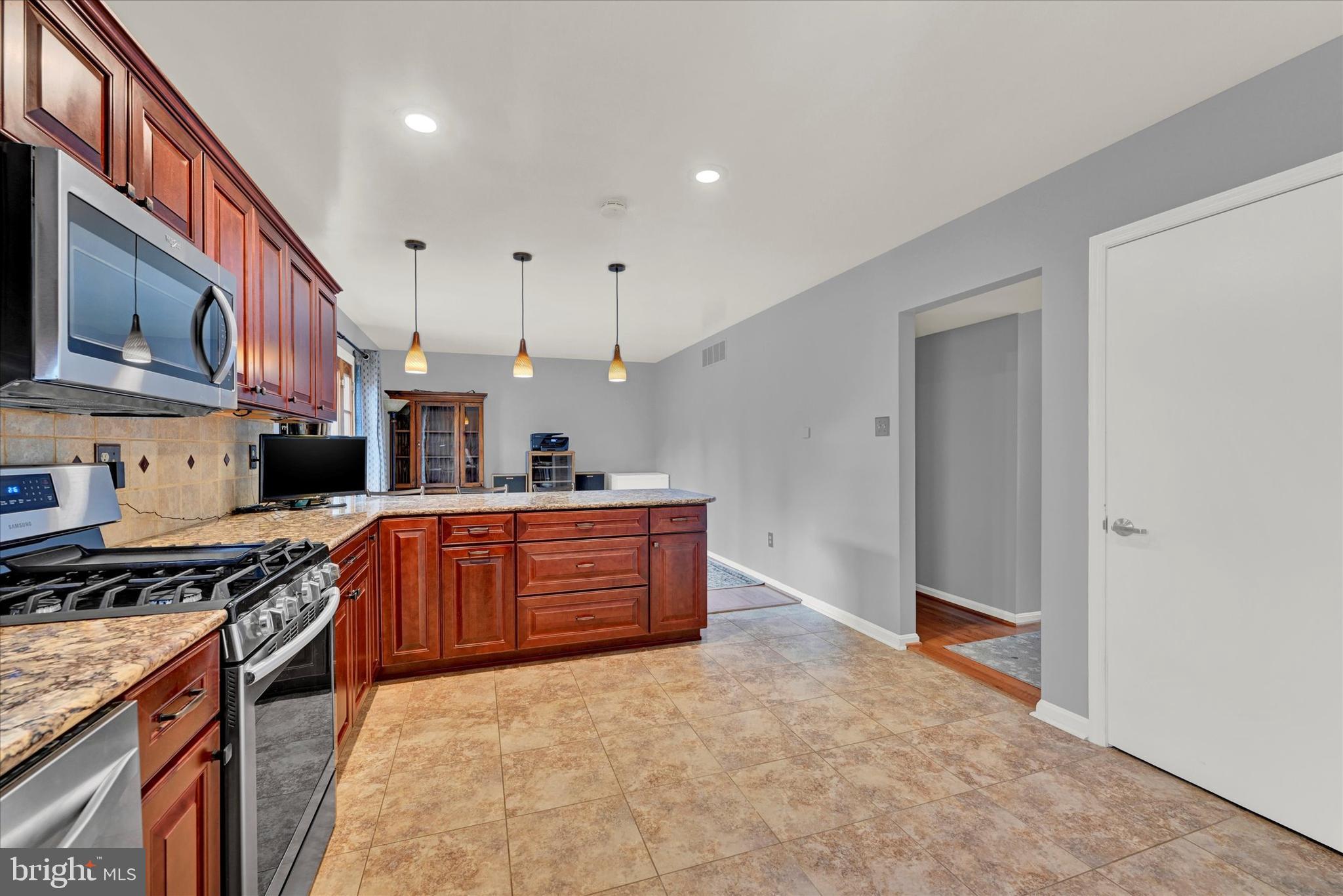 7989 Foxchase Ln