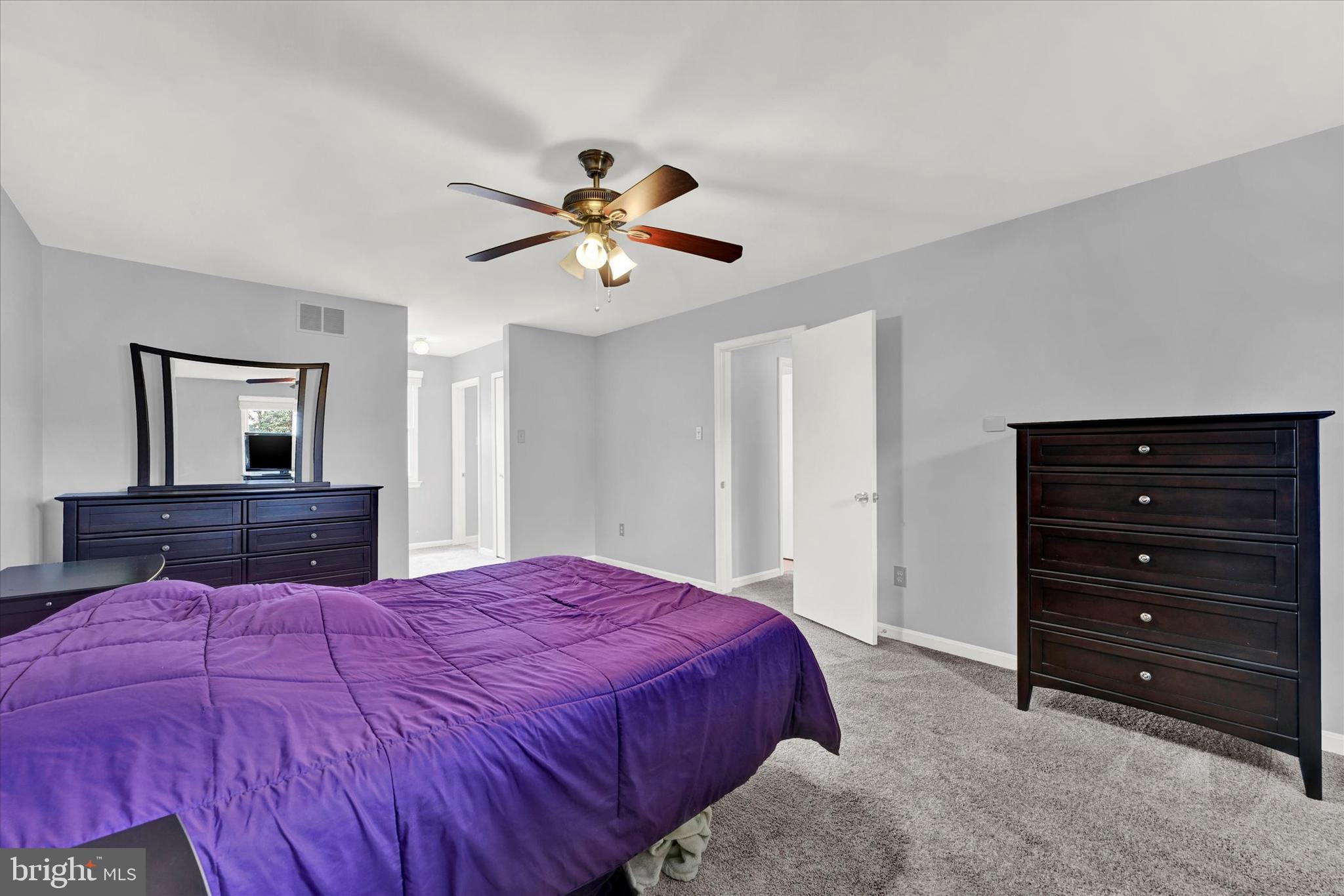 7989 Foxchase Ln