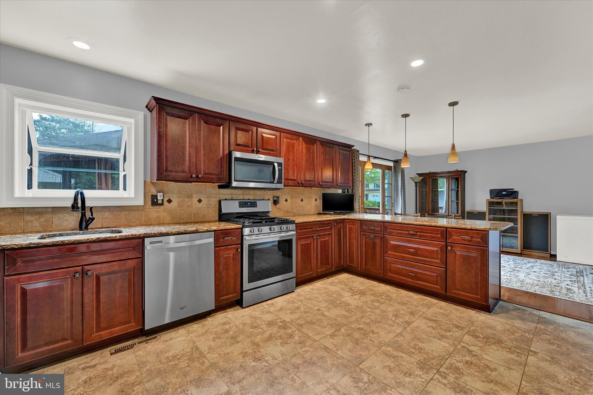 7989 Foxchase Ln