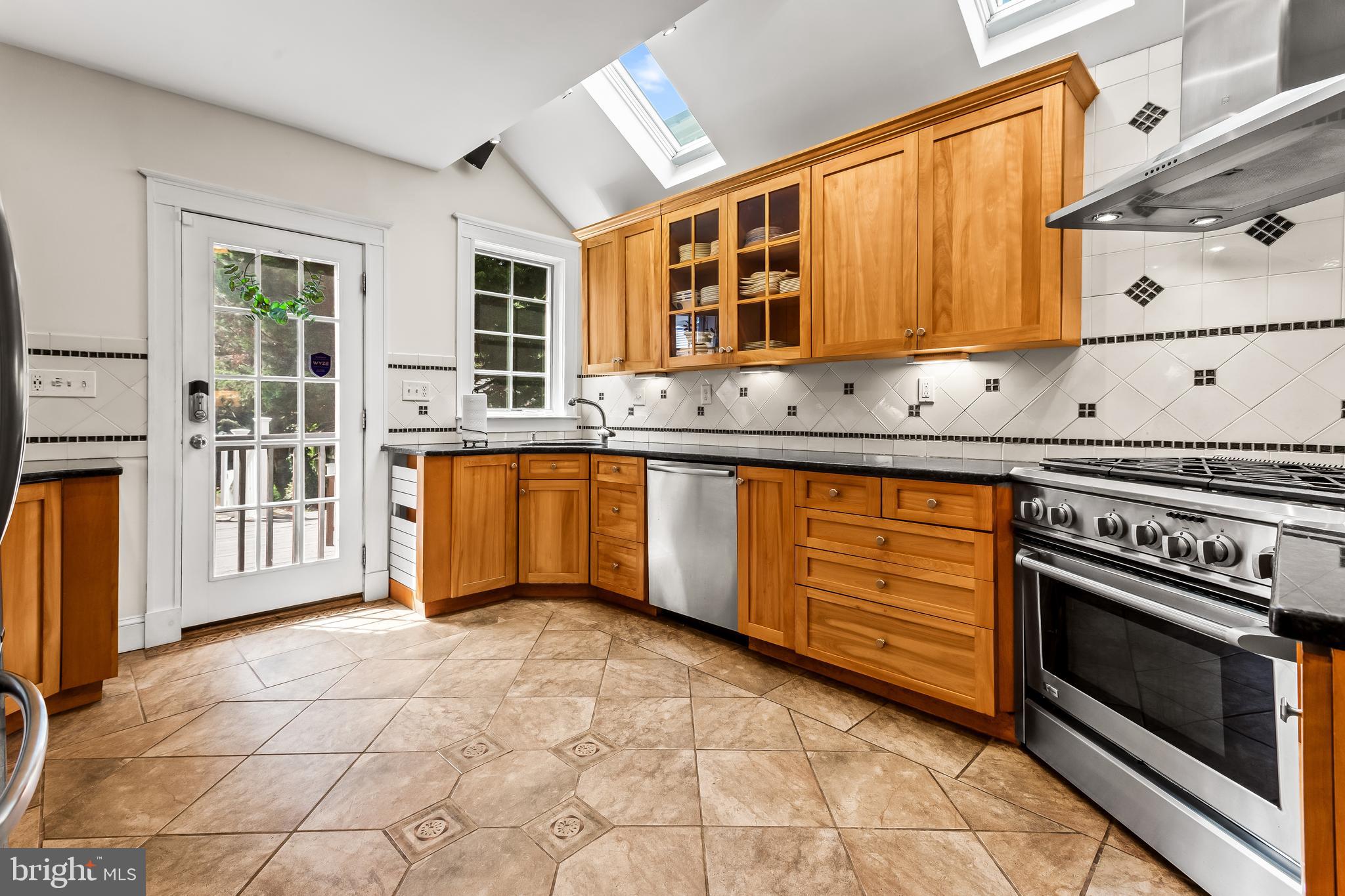 531 W 40TH STREET