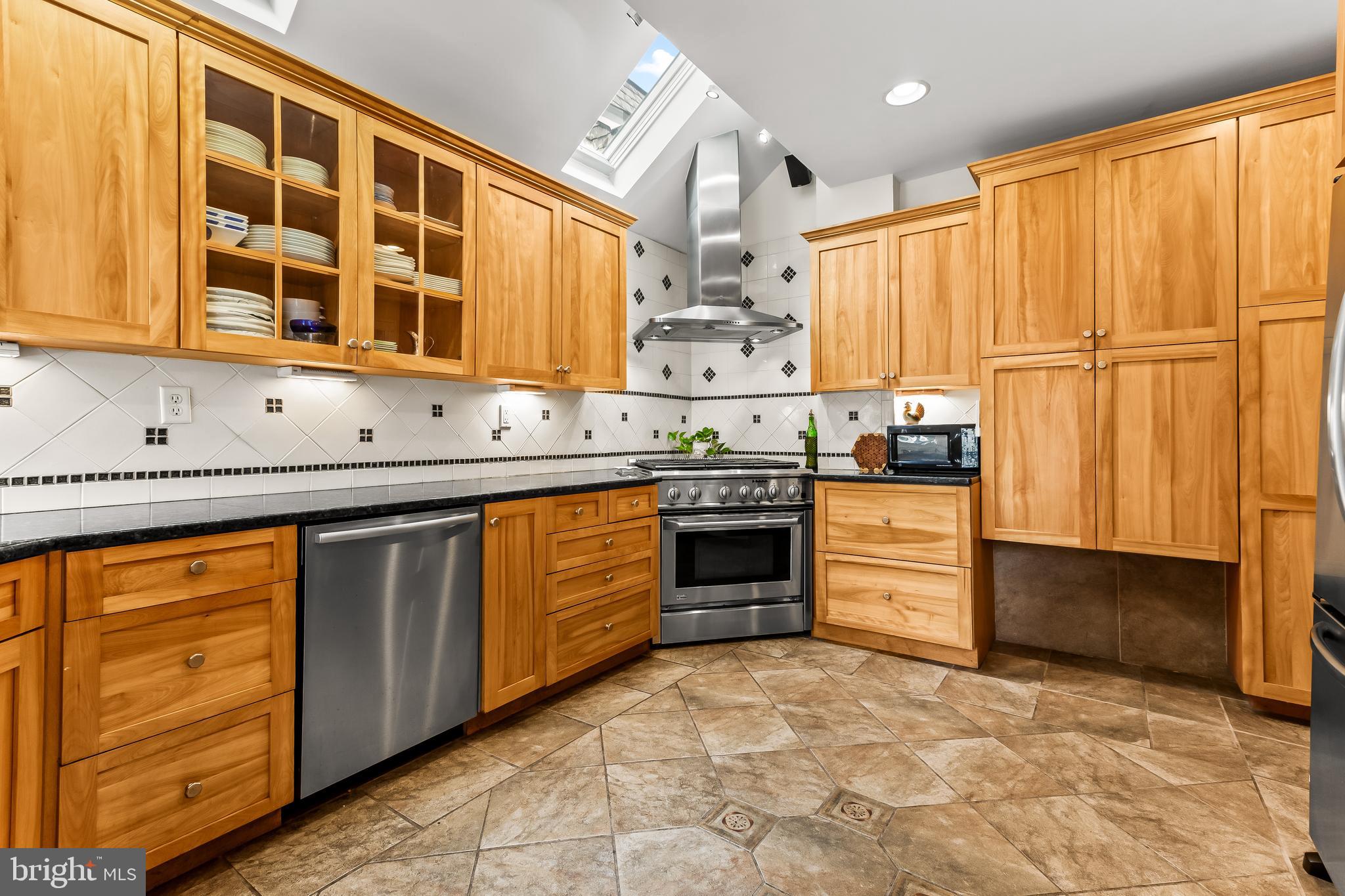 531 W 40TH STREET