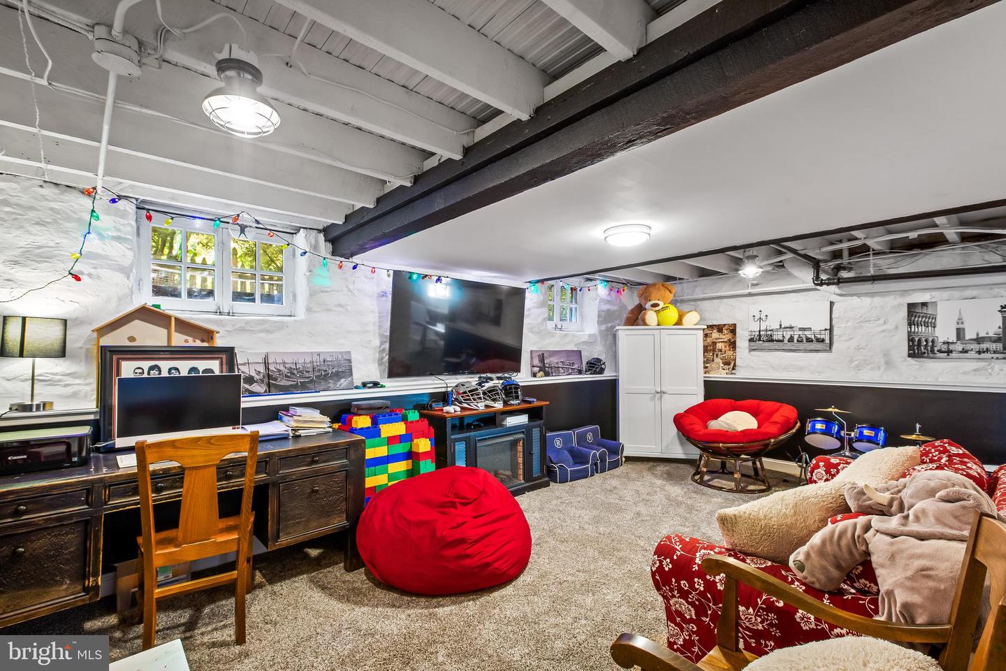 211 Ridgewood ROAD