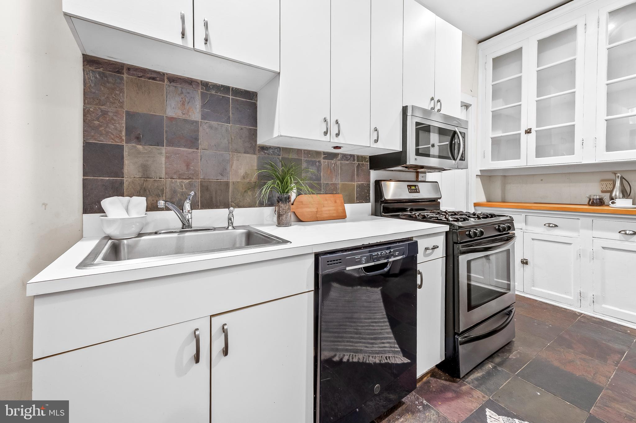 101 W 39th St #C2
