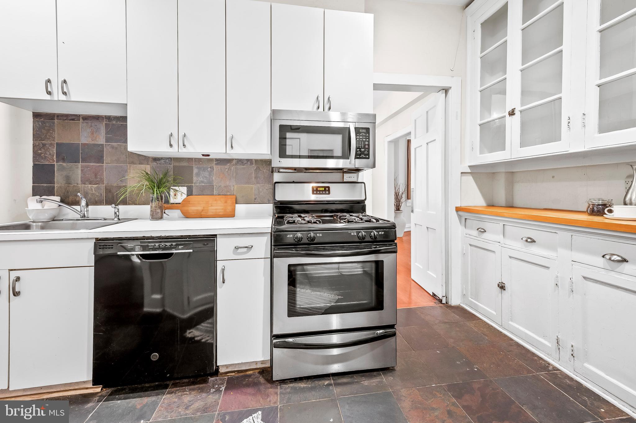 101 W 39th St #C2