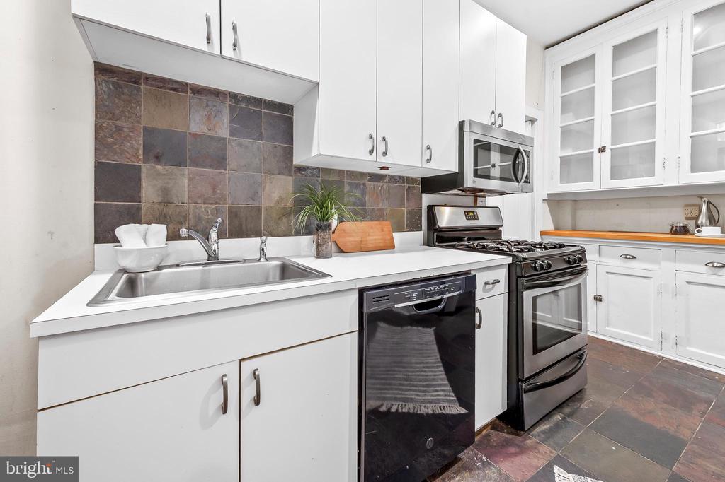 101 W 39th St #C2