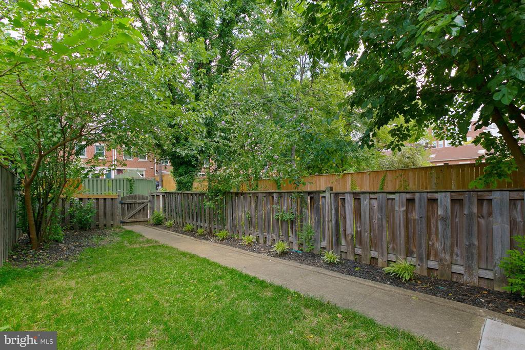 1804 E FAIRMOUNT AVE