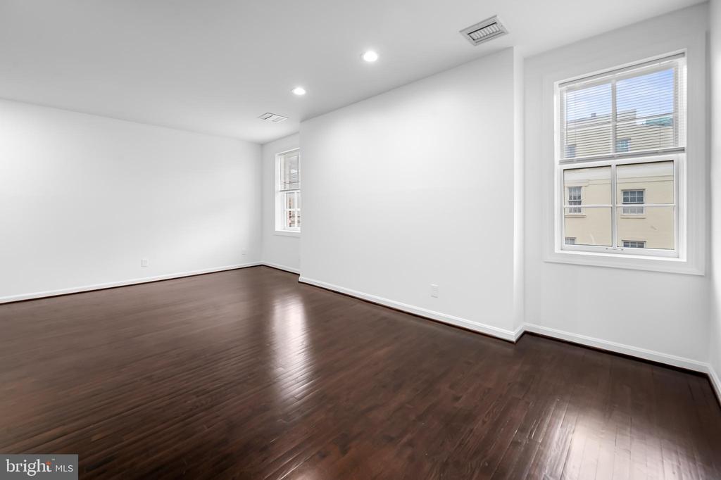 529 N Charles St #303