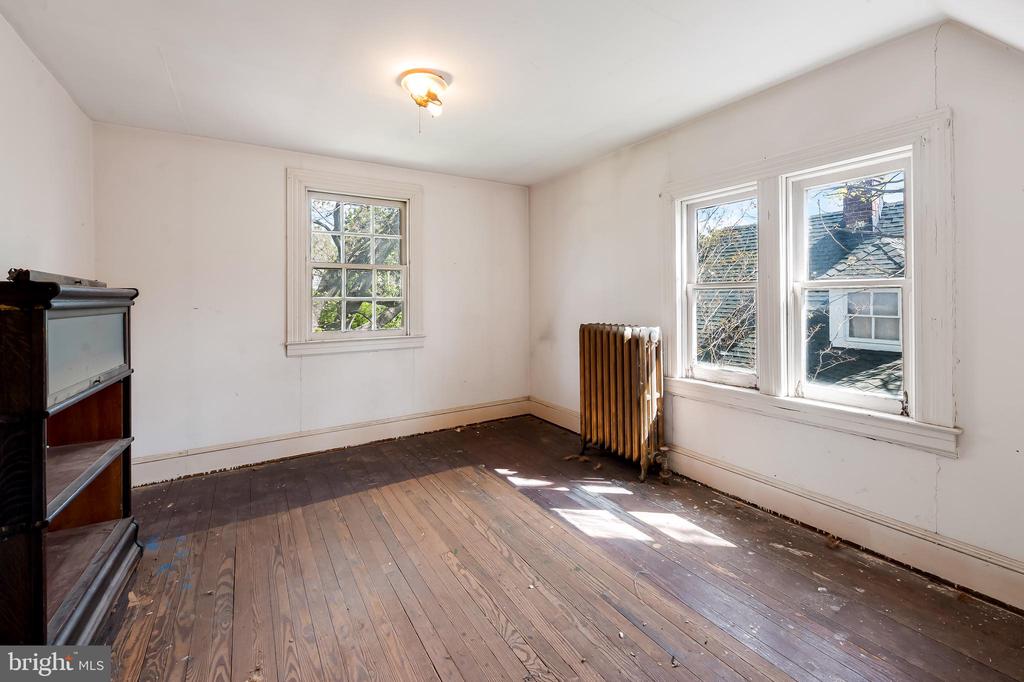 704 Wyndhurst Ave