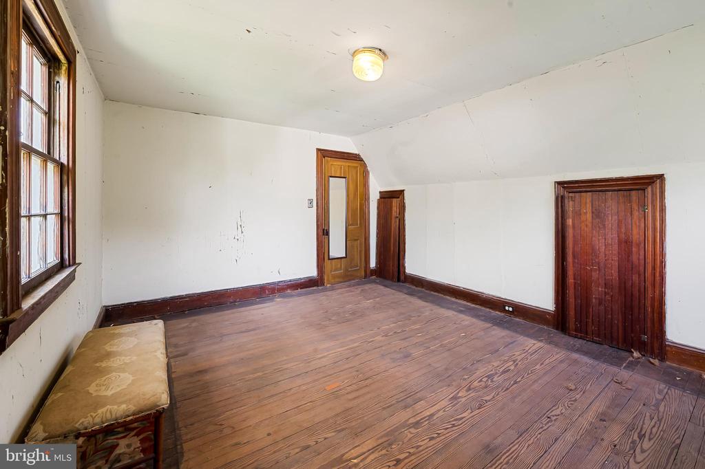 704 Wyndhurst Ave