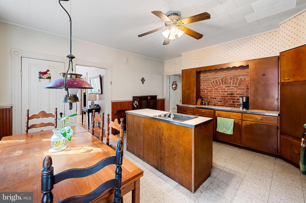 704 Wyndhurst Ave