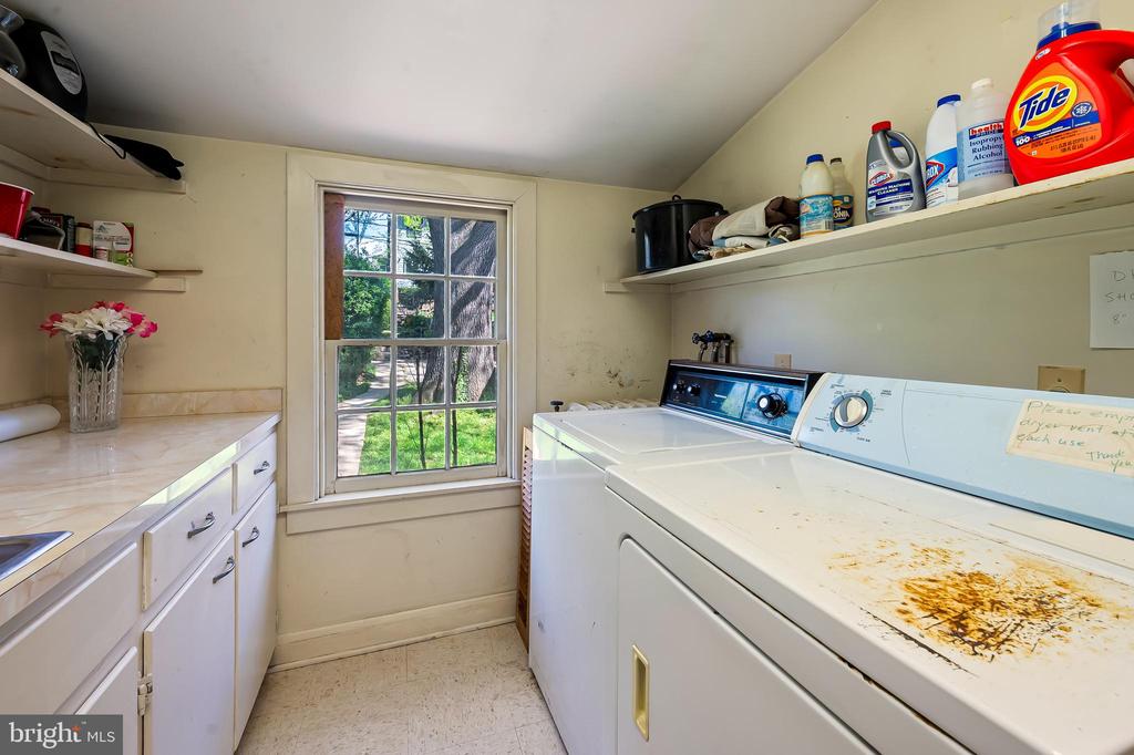704 Wyndhurst Ave