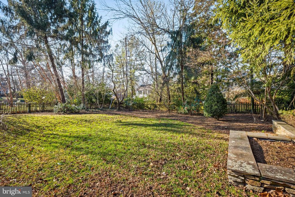 5702 GREENLEAF ROAD