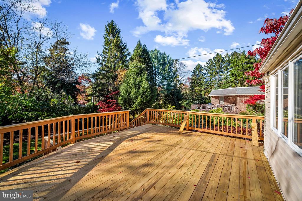 5702 GREENLEAF ROAD