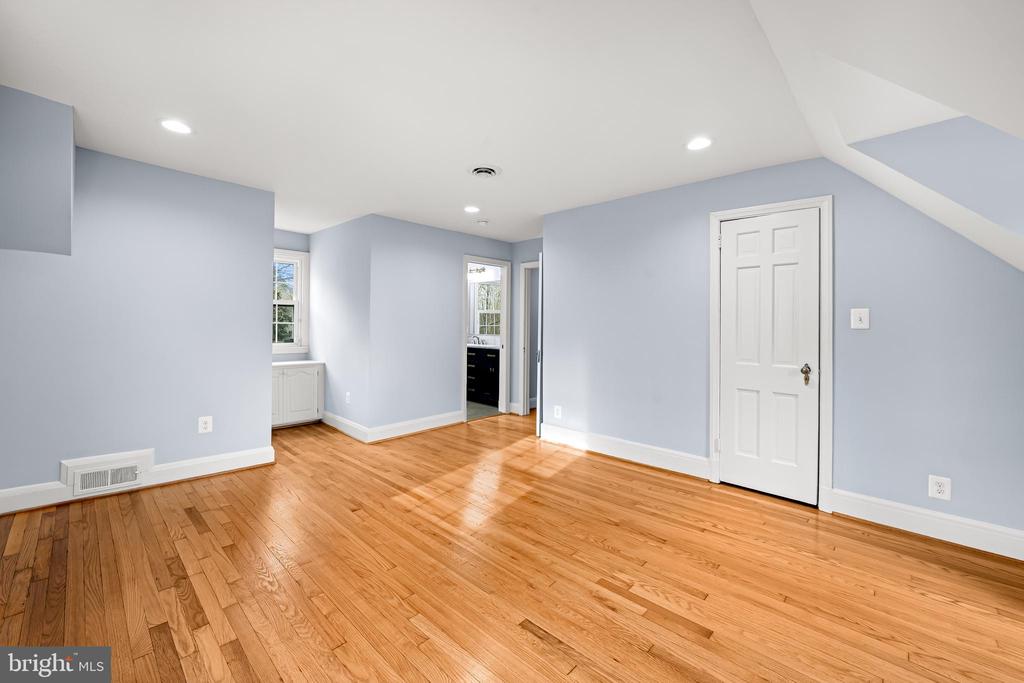 5702 GREENLEAF ROAD
