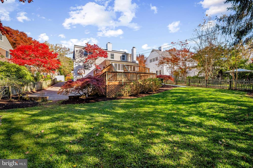 5702 GREENLEAF ROAD