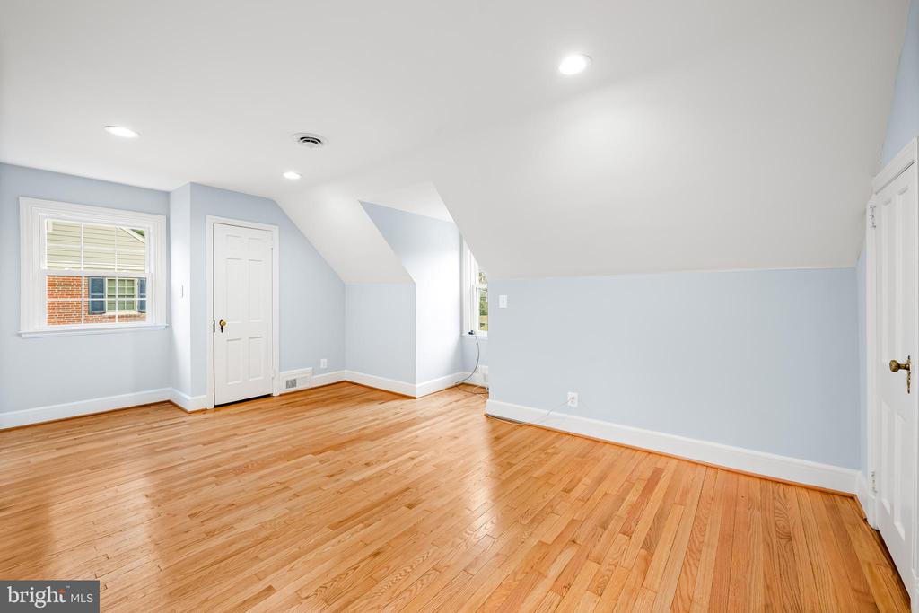 5702 GREENLEAF ROAD