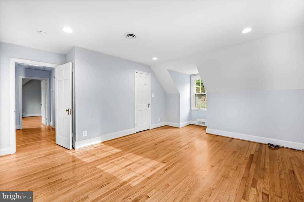 5702 GREENLEAF ROAD