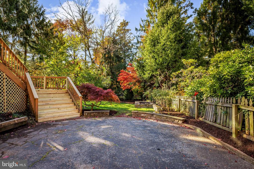 5702 GREENLEAF ROAD