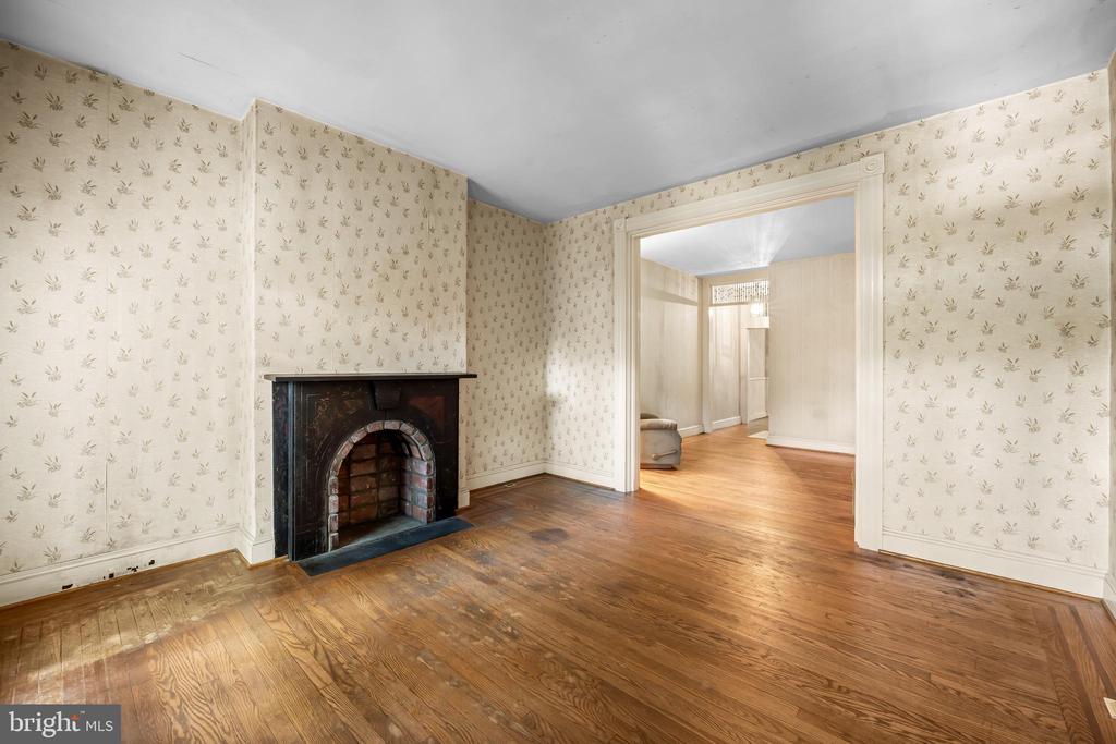 1016 W 38TH STREET