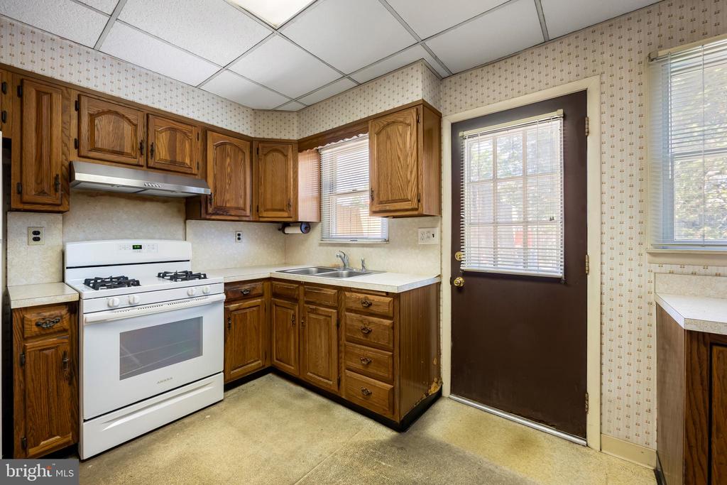 1016 W 38TH STREET