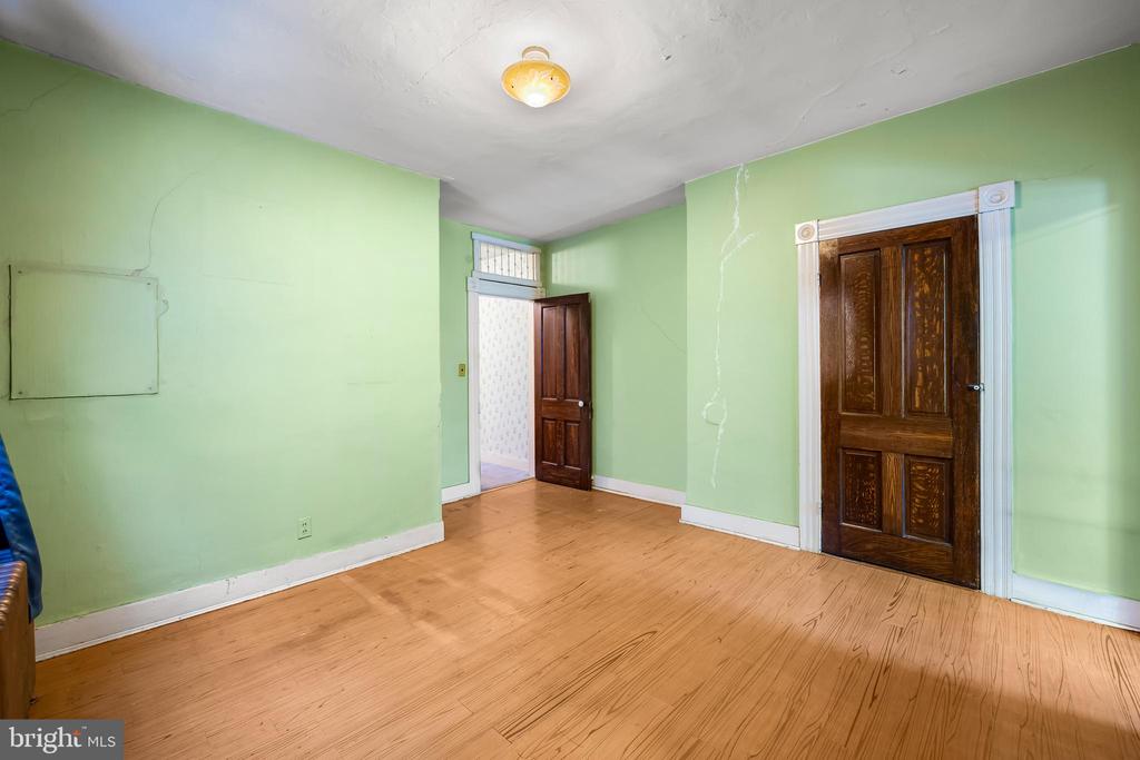 1016 W 38TH STREET