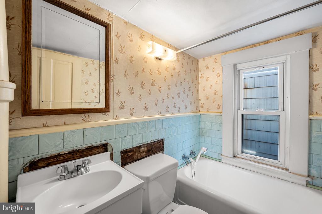 1016 W 38TH STREET