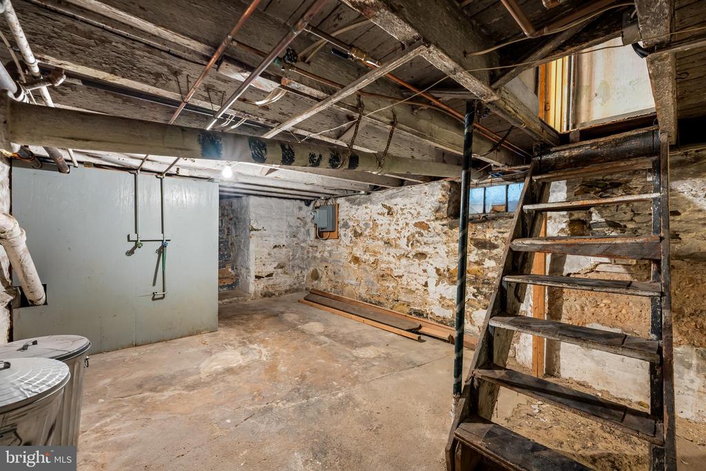 1016 W 38TH STREET