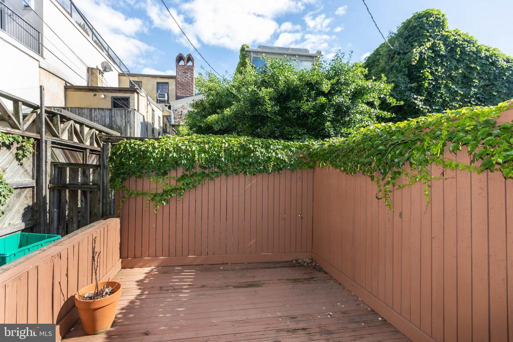 113 E CHURCHILL STREET