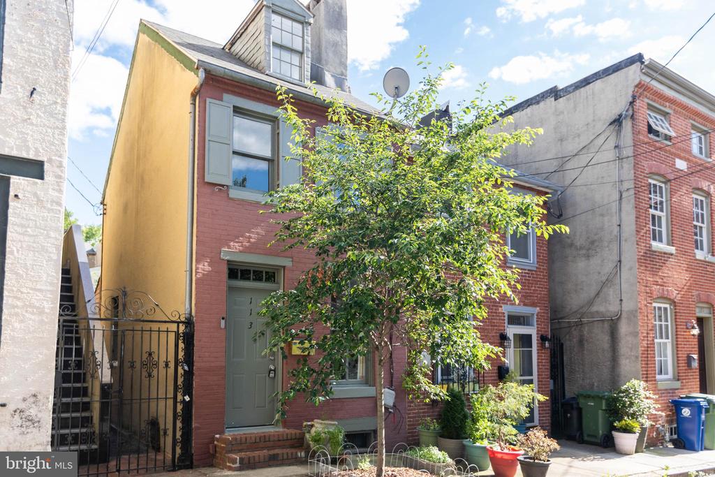 113 E CHURCHILL STREET