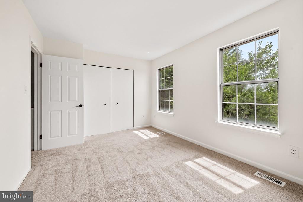 919 DARTMOUTHGLEN WAY