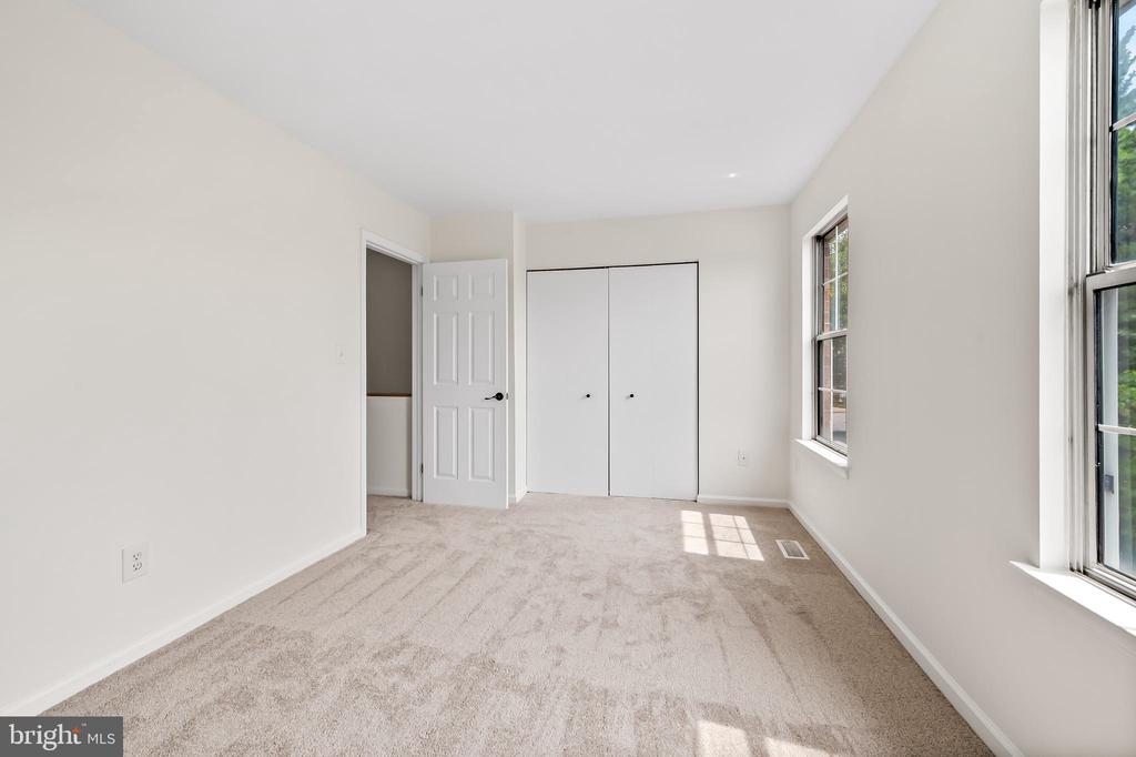 919 DARTMOUTHGLEN WAY