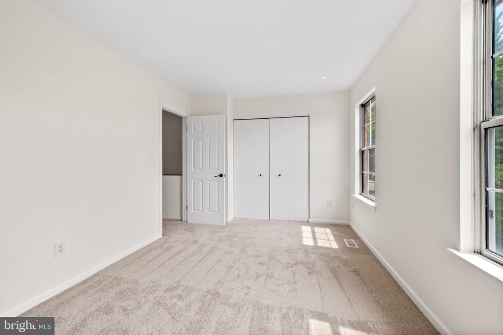 919 DARTMOUTHGLEN WAY