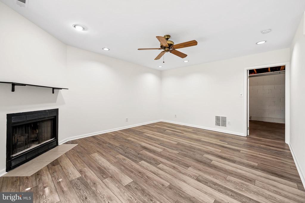 919 DARTMOUTHGLEN WAY
