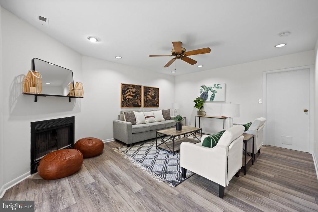 919 DARTMOUTHGLEN WAY