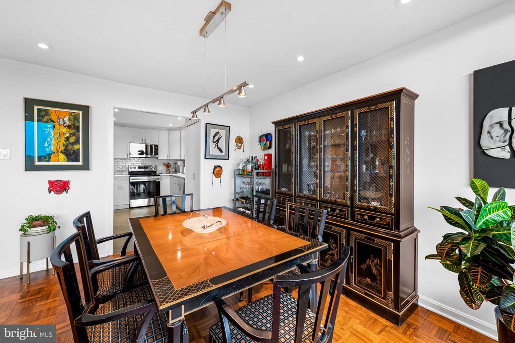 4100 N CHARLES STREET Unit: 1114
