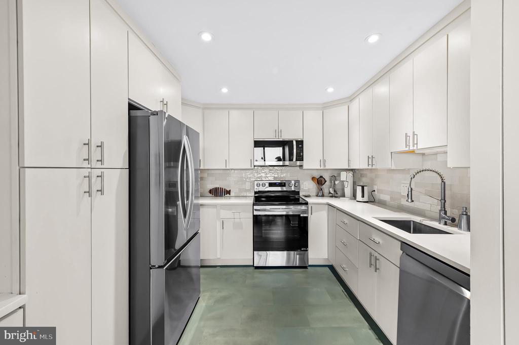4100 N CHARLES STREET Unit: 1114