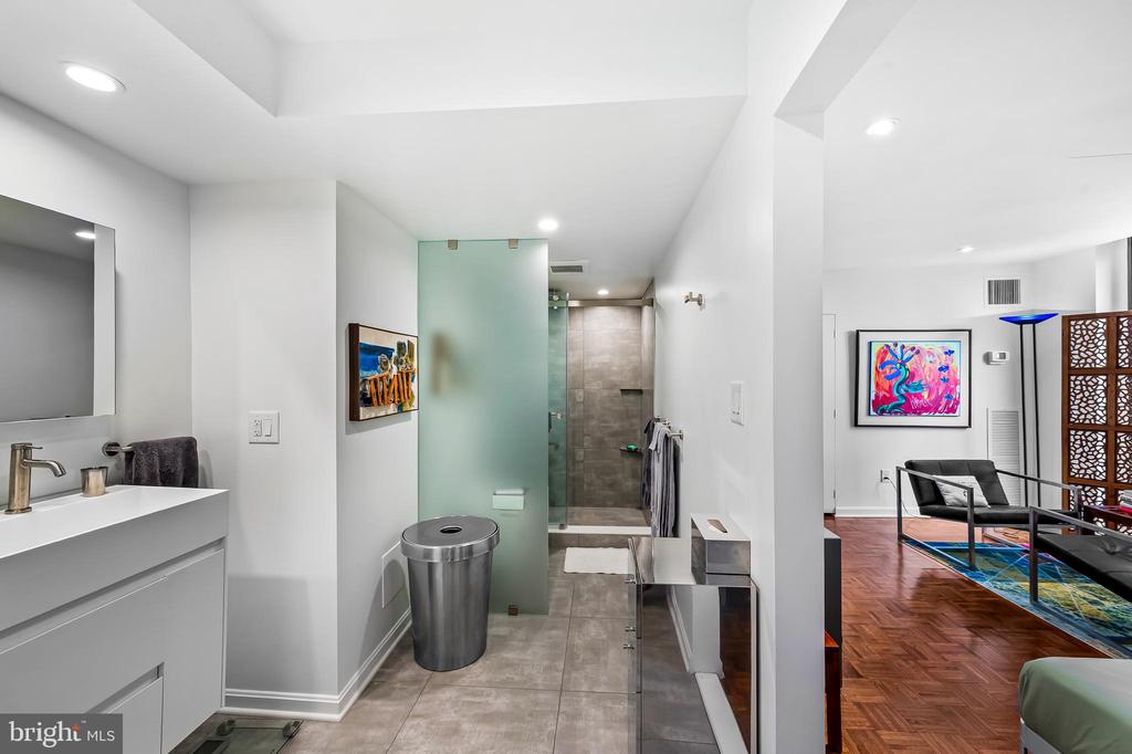 4100 N CHARLES STREET Unit: 1114