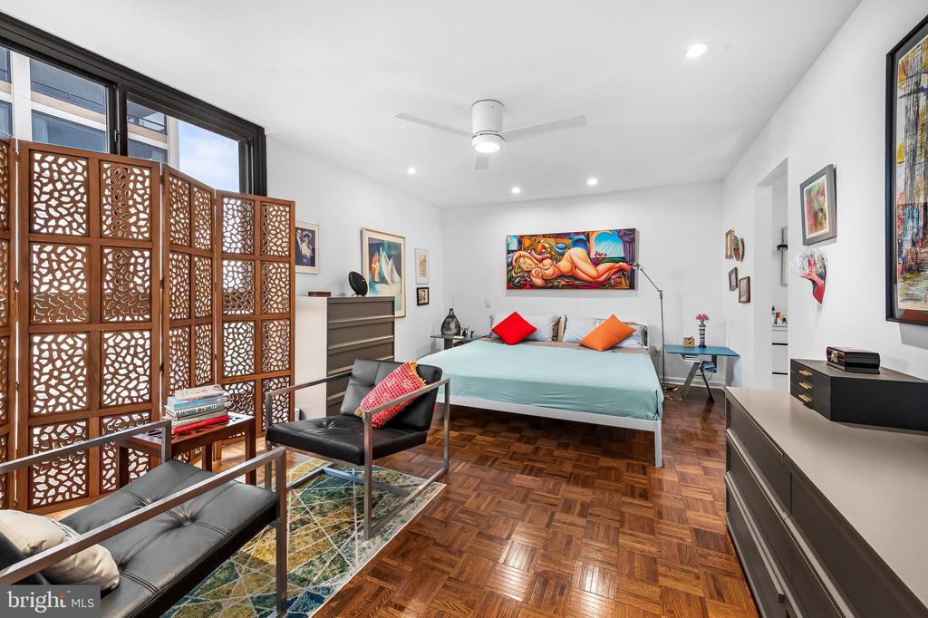 4100 N CHARLES STREET Unit: 1114