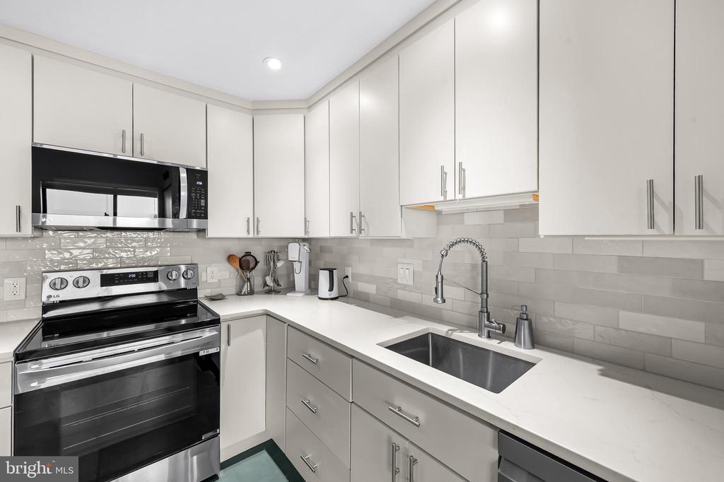 4100 N CHARLES STREET Unit: 1114