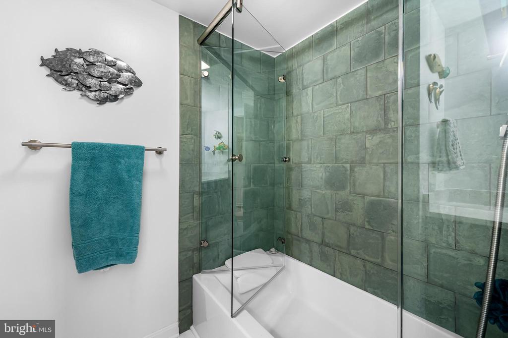 4100 N CHARLES STREET Unit: 1114