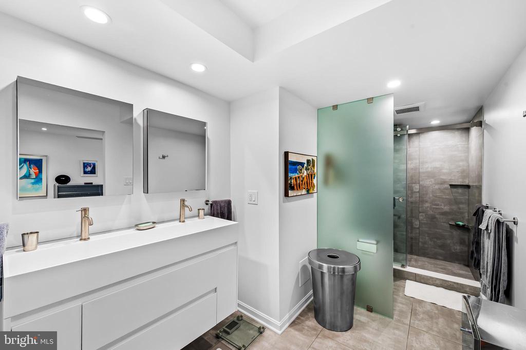 4100 N CHARLES STREET Unit: 1114
