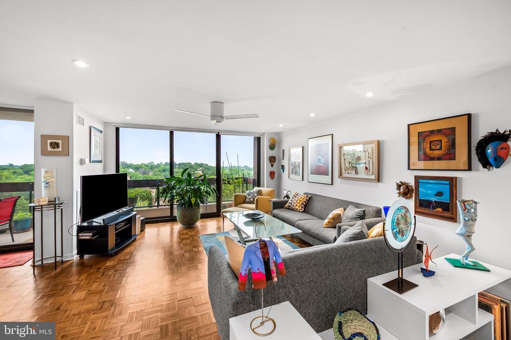 4100 N CHARLES STREET Unit: 1114