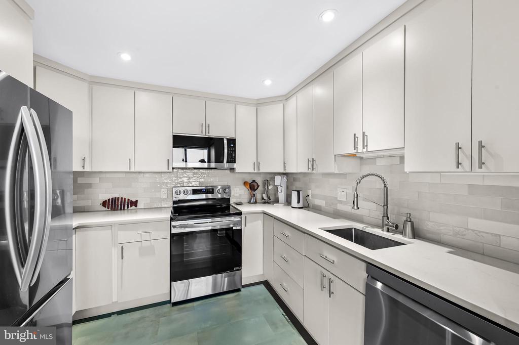 4100 N CHARLES STREET Unit: 1114