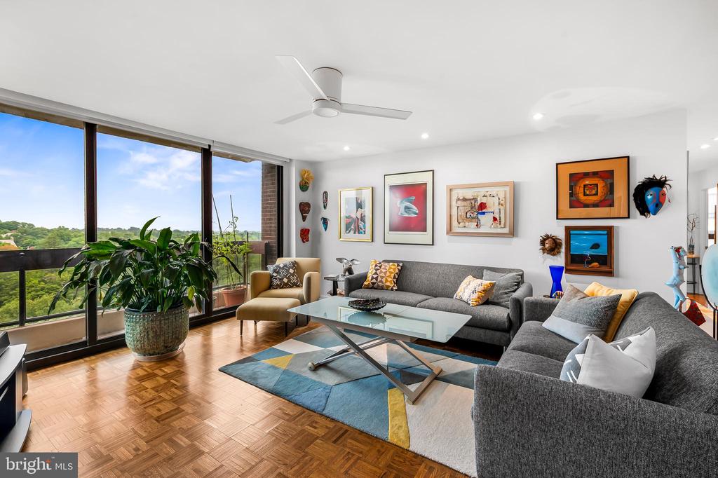 4100 N CHARLES STREET Unit: 1114
