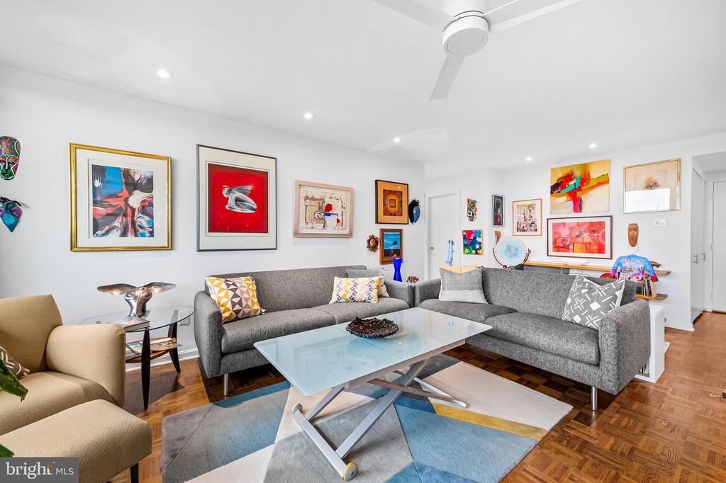 4100 N CHARLES STREET Unit: 1114