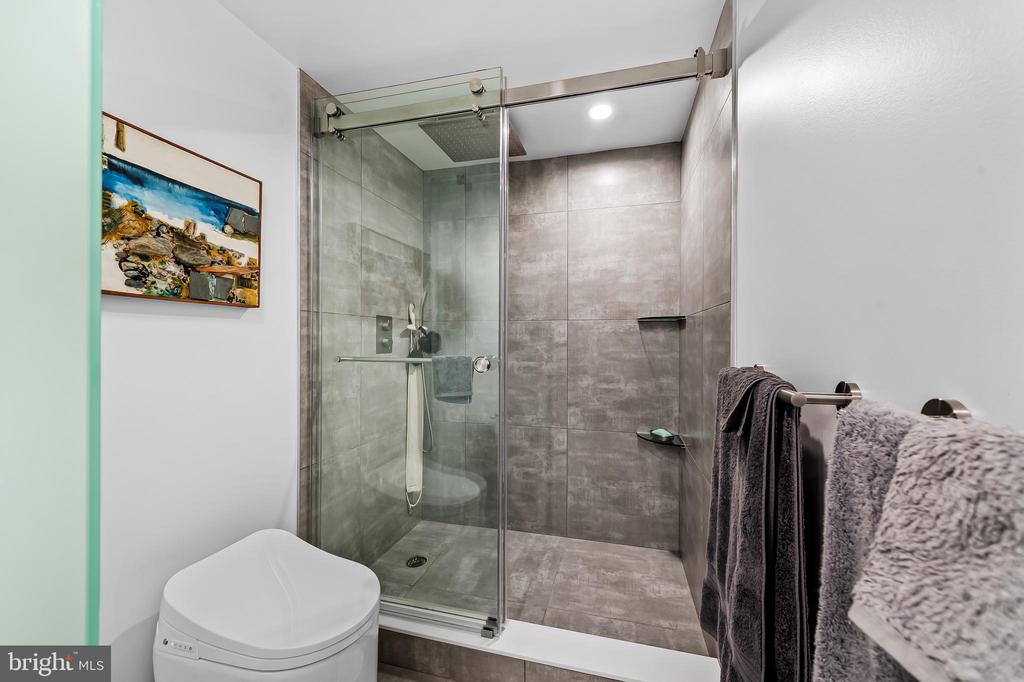 4100 N CHARLES STREET Unit: 1114