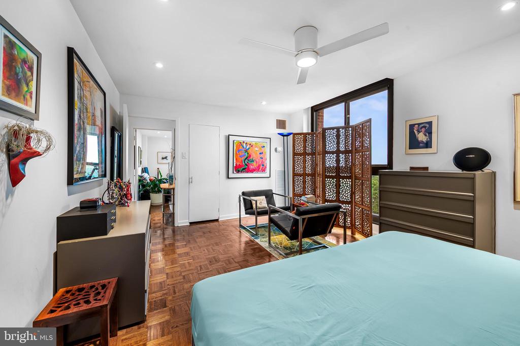 4100 N CHARLES STREET Unit: 1114