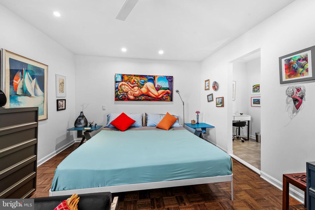 4100 N CHARLES STREET Unit: 1114