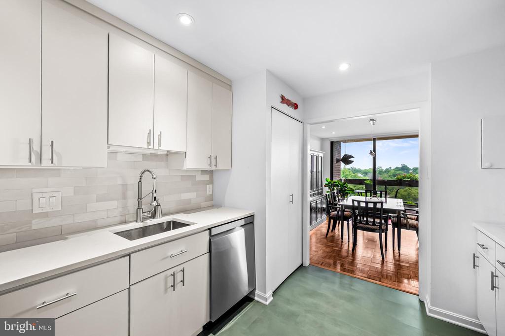 4100 N CHARLES STREET Unit: 1114